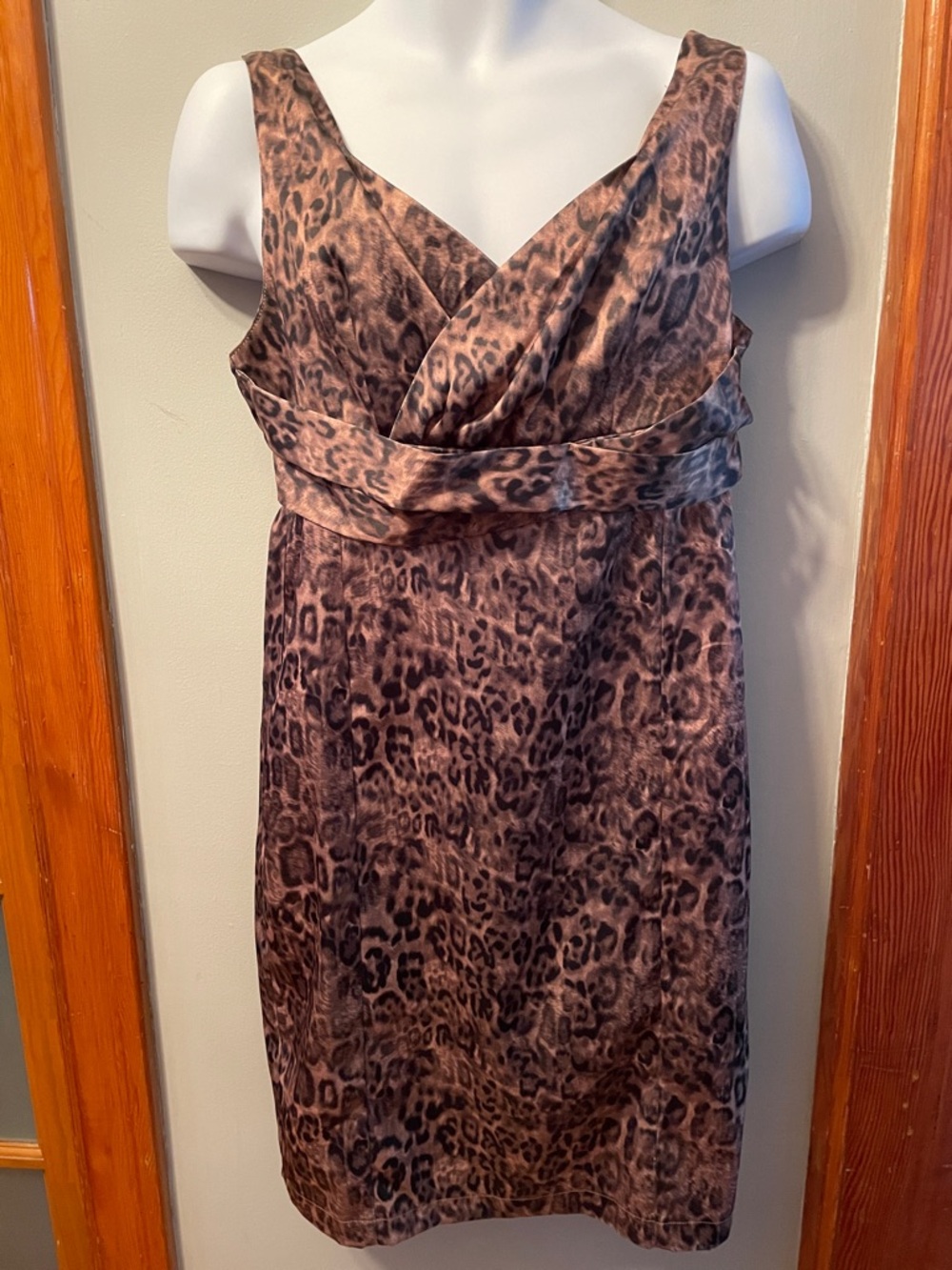 LADY DUTCH Y2K Leopard Print Sleek Urban Coquette Chic V-Neck Fitted Midi Dress